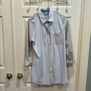 Chico’s no iron stretch, collared tunic shirt